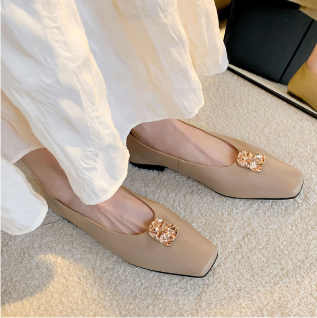 Fashionable Women's Flat Shoes with Metal Accents