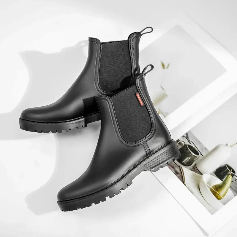 Women's short tube anti slip rain shoes, lightweight waterproof water shoes, fashionable Chelsea rain boots, PVC one-time moldin
